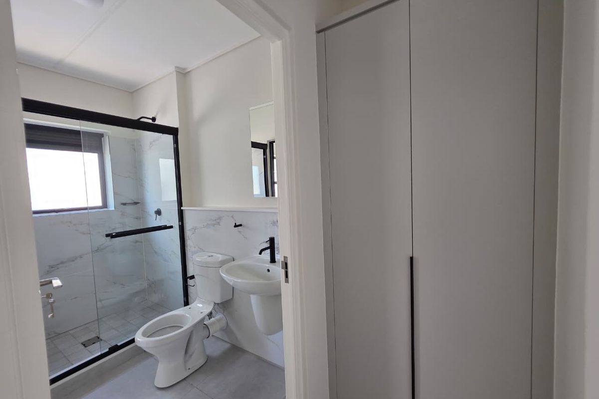 Modern 2-Bedroom Apartment - Photo 3