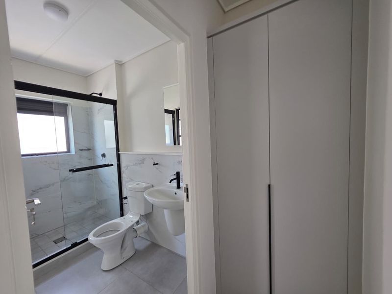 Modern 2-Bedroom Apartment - Photo 3