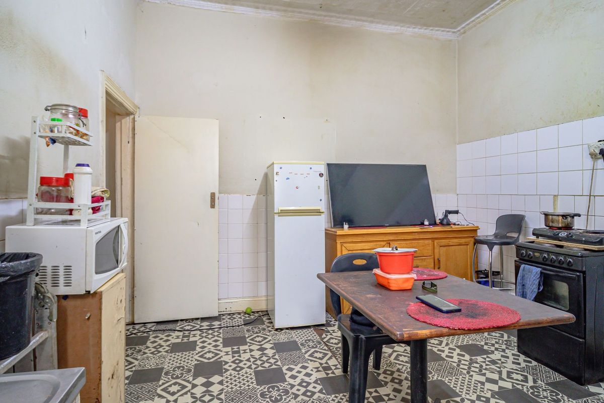 Income-Generating Semi-Detached Property with 2 Cottages  - Photo 4