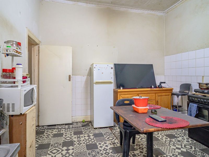 Income-Generating Semi-Detached Property with 2 Cottages  - Photo 4