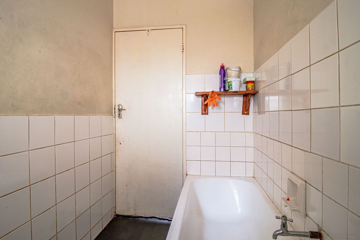 Income-Generating Semi-Detached Property with 2 Cottages  - Photo 5