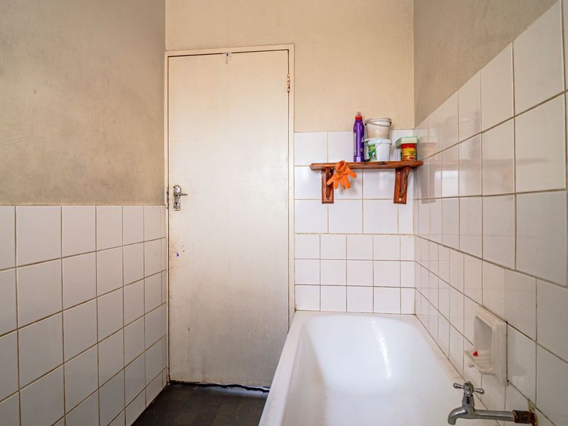 Income-Generating Semi-Detached Property with 2 Cottages  - Photo 5