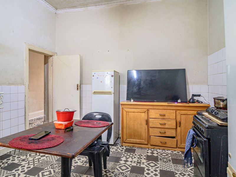 Income-Generating Semi-Detached Property with 2 Cottages  - Photo 9