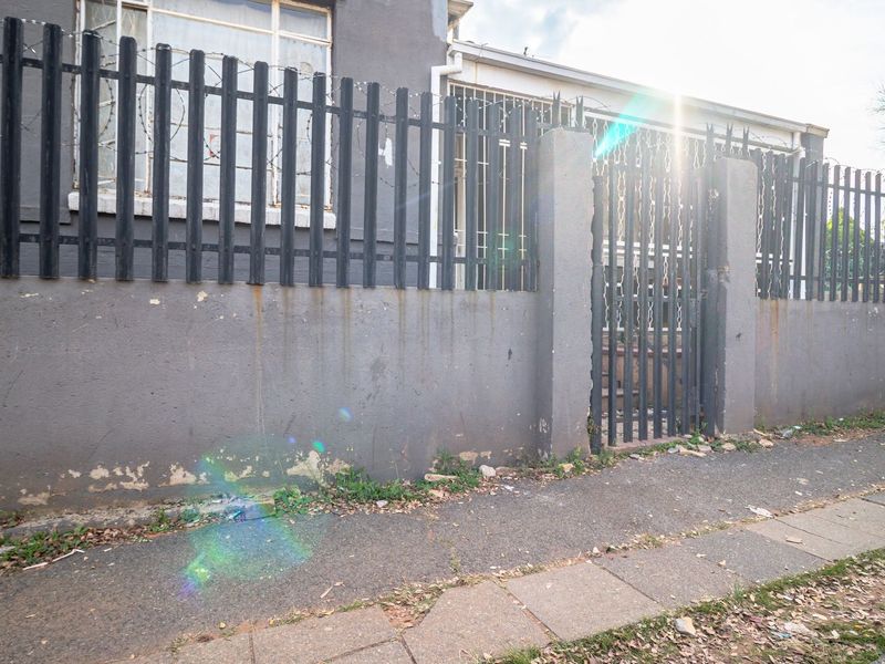 Income-Generating Semi-Detached Property with 2 Cottages  - Photo 1