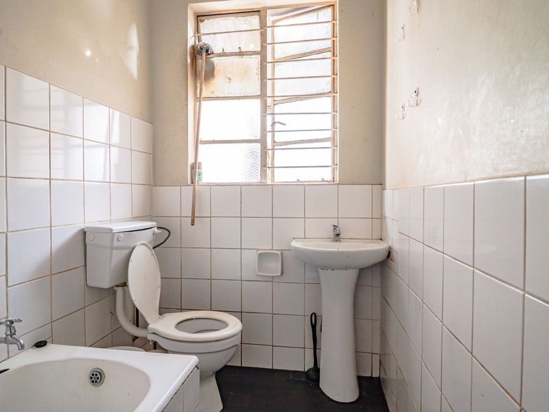 Income-Generating Semi-Detached Property with 2 Cottages  - Photo 6