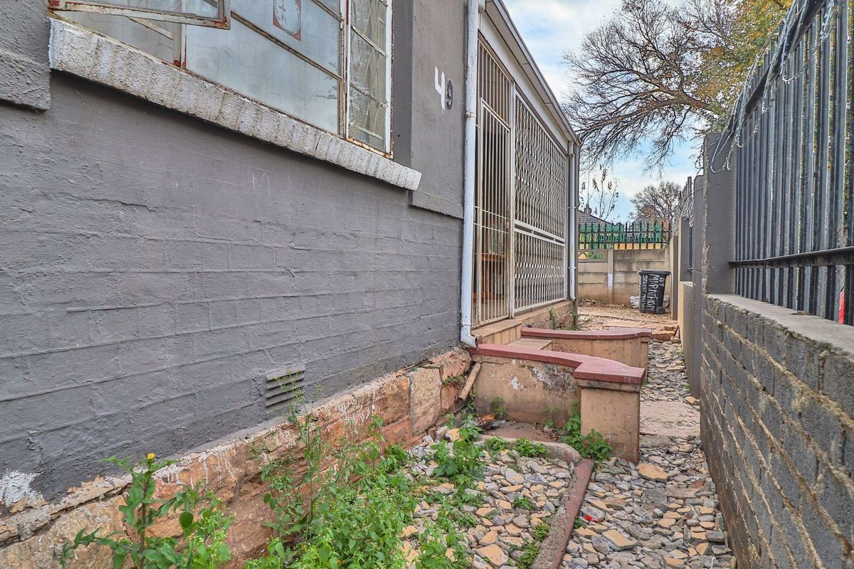 Income-Generating Semi-Detached Property with 2 Cottages  - Photo 2
