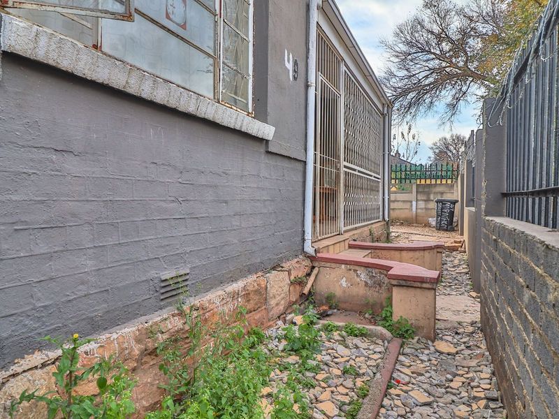 Income-Generating Semi-Detached Property with 2 Cottages  - Photo 2