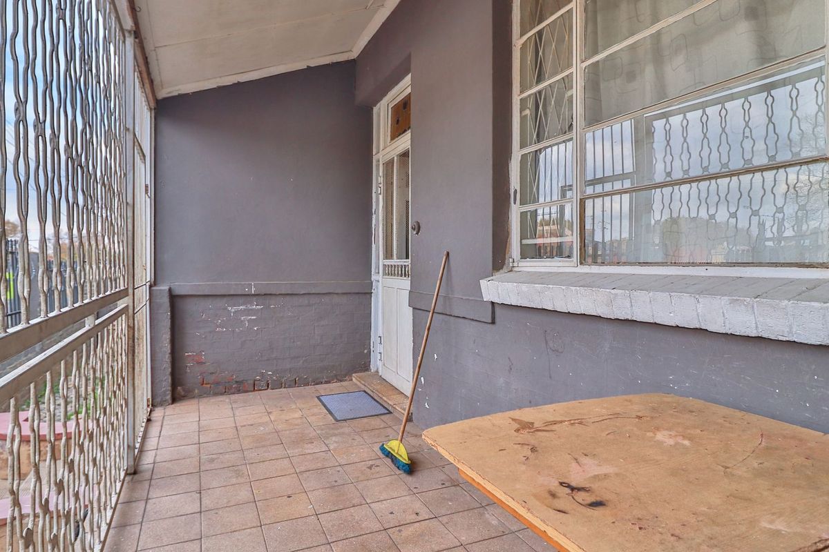 Income-Generating Semi-Detached Property with 2 Cottages  - Photo 3