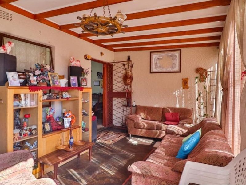 Stunning 3-Bedroom Home with Flatlet  - Photo 2