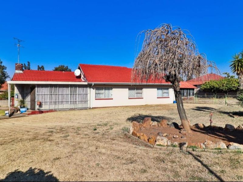 Stunning 3-Bedroom Home with Flatlet  - Photo 1