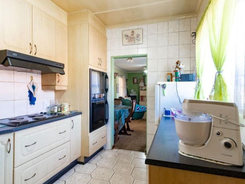 Stunning 3-Bedroom Home with Flatlet  - Photo 7