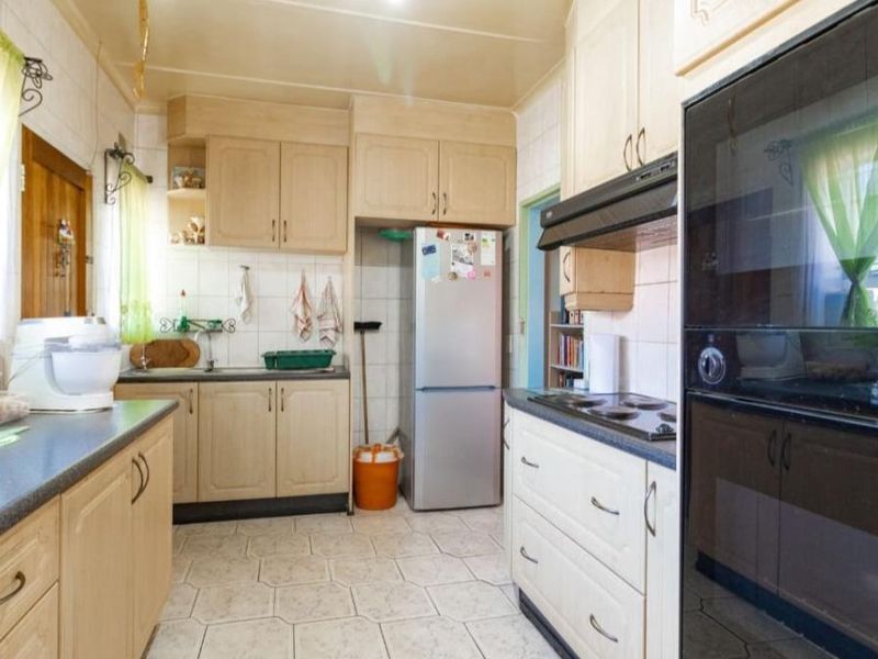 Stunning 3-Bedroom Home with Flatlet  - Photo 6