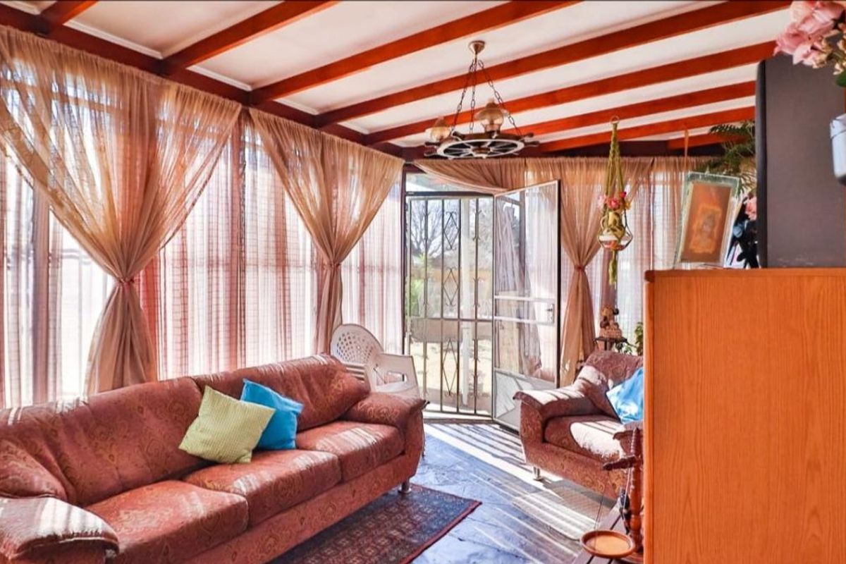 Stunning 3-Bedroom Home with Flatlet  - Photo 5