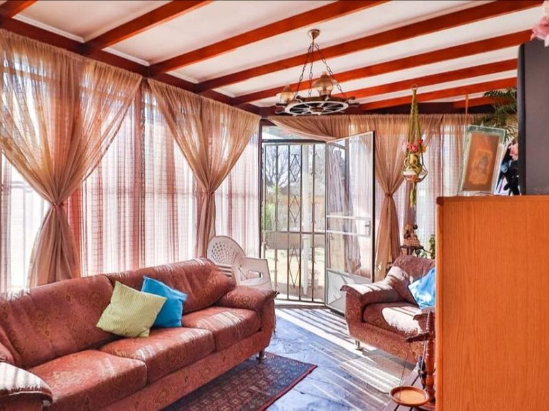 Stunning 3-Bedroom Home with Flatlet  - Photo 5