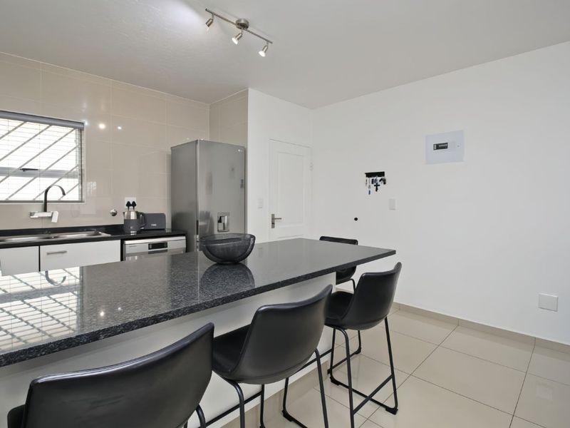 3 Bedroom Townhouse with Private Garden and Pet Friendly  - Photo 4