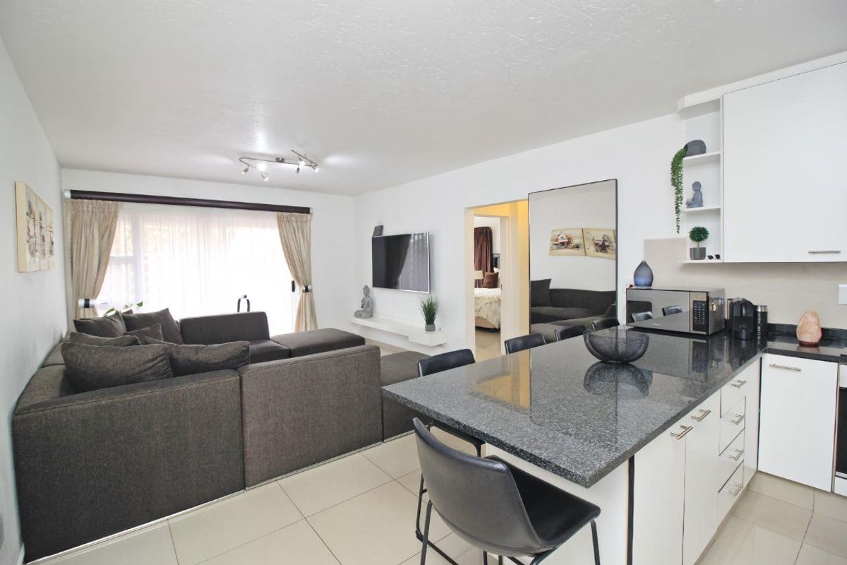 3 Bedroom Townhouse with Private Garden and Pet Friendly  - Photo 5