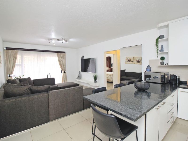 3 Bedroom Townhouse with Private Garden and Pet Friendly  - Photo 5