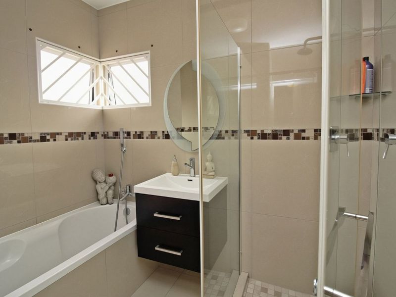 3 Bedroom Townhouse with Private Garden and Pet Friendly  - Photo 10