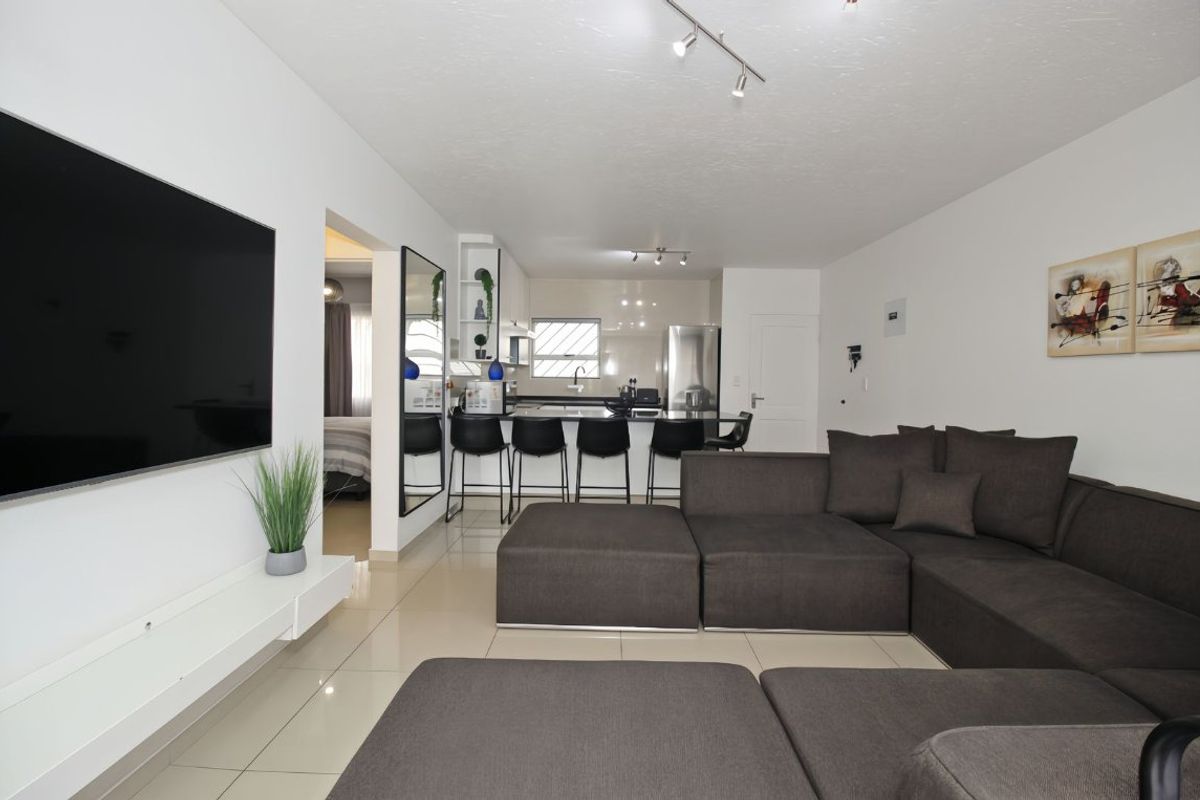3 Bedroom Townhouse with Private Garden and Pet Friendly  - Photo 2