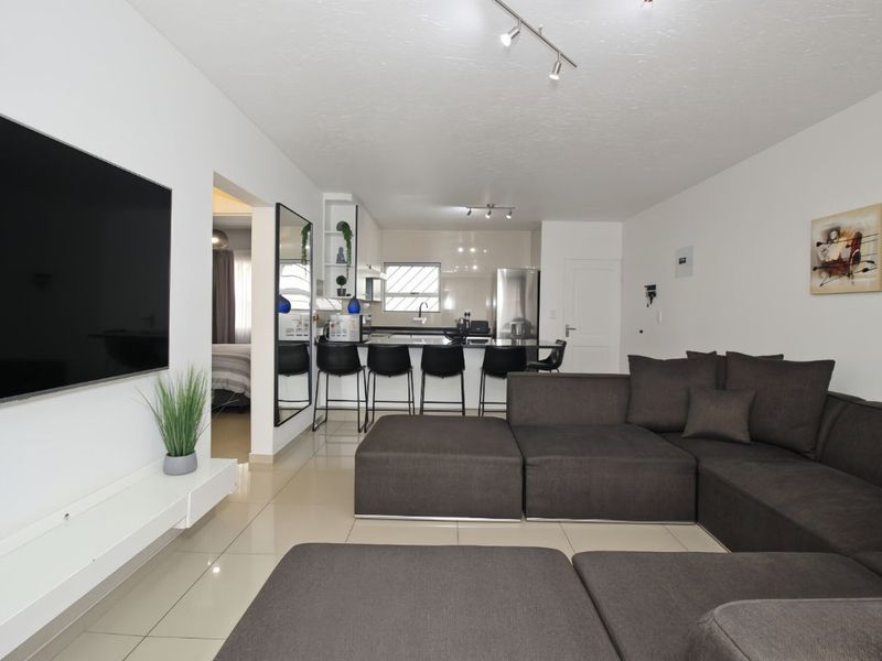 3 Bedroom Townhouse with Private Garden and Pet Friendly  - Photo 2