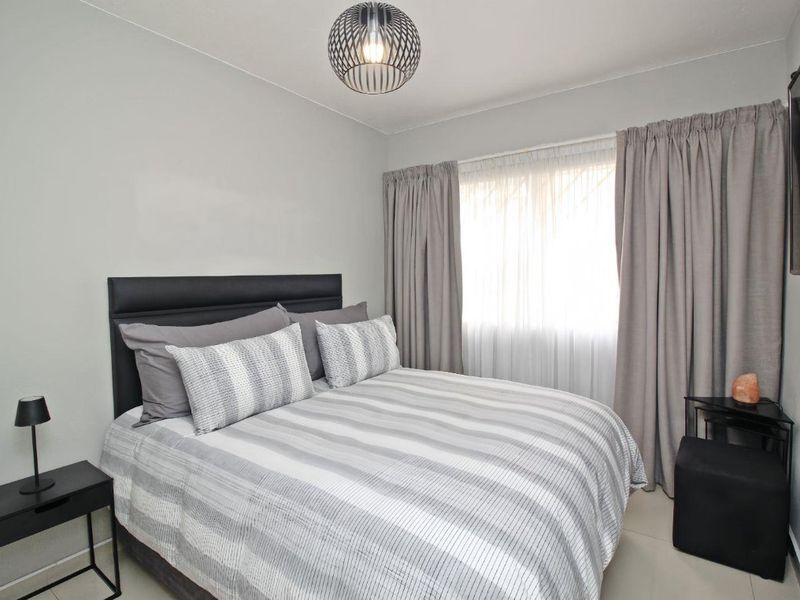 3 Bedroom Townhouse with Private Garden and Pet Friendly  - Photo 8
