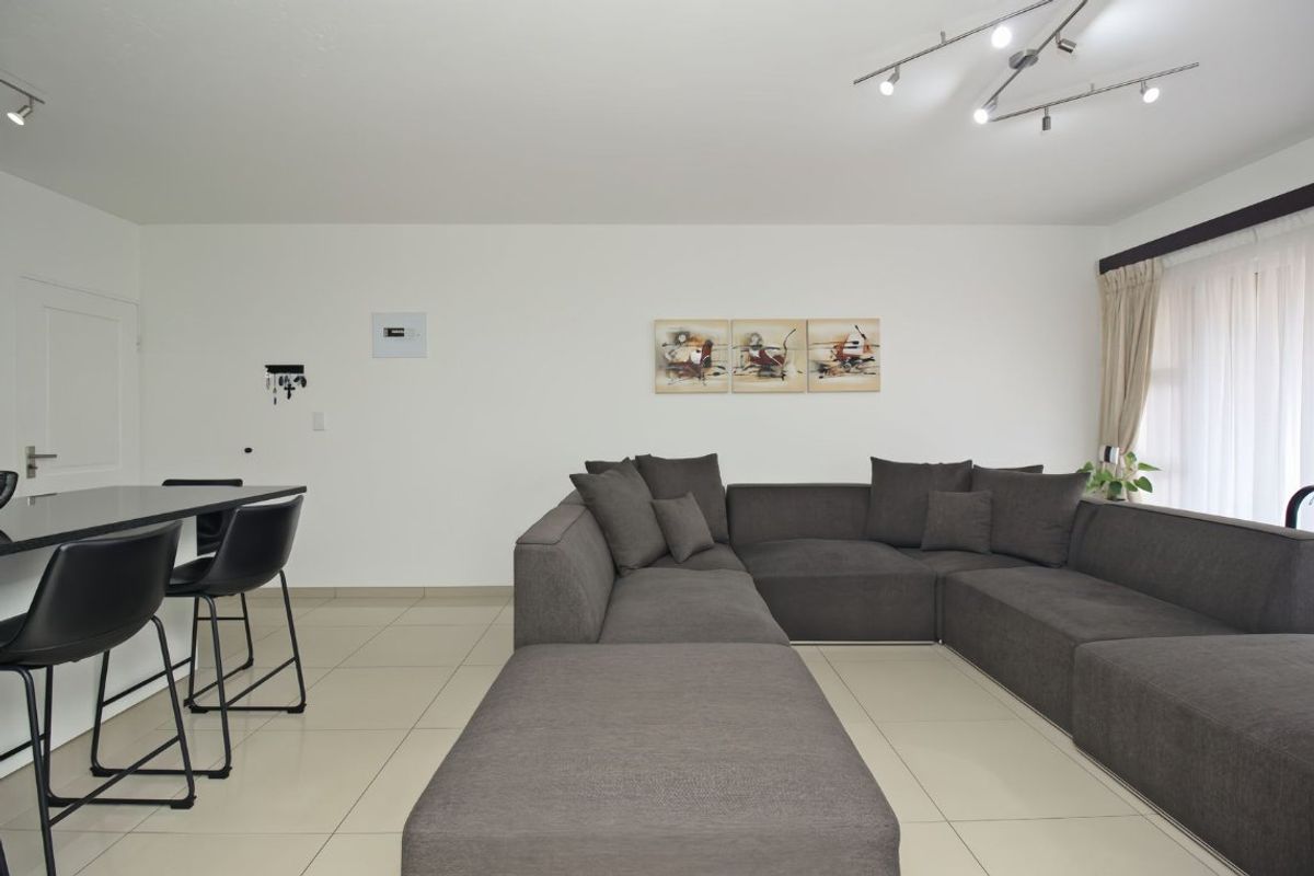 3 Bedroom Townhouse with Private Garden and Pet Friendly  - Photo 3