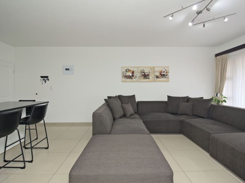 3 Bedroom Townhouse with Private Garden and Pet Friendly  - Photo 3