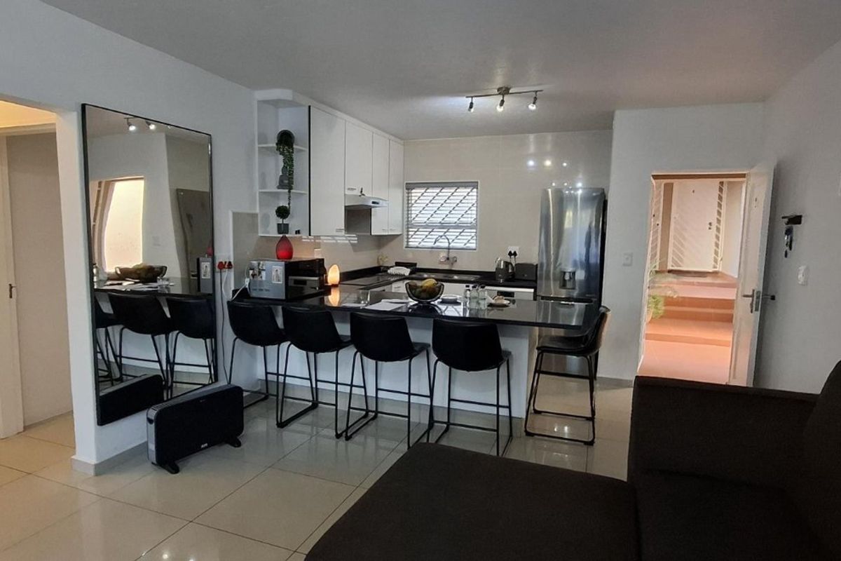 3 Bedroom Townhouse with Private Garden and Pet Friendly  - Photo 2