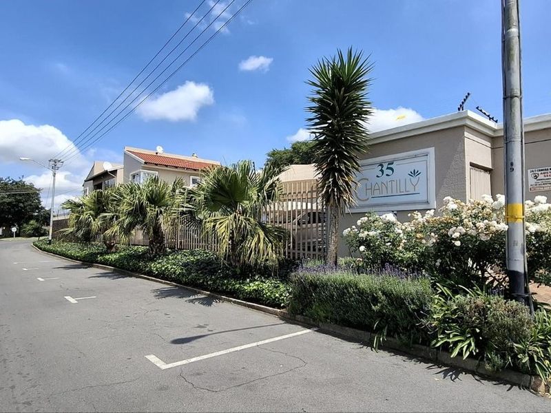 3 Bedroom Townhouse with Private Garden and Pet Friendly  - Photo 1