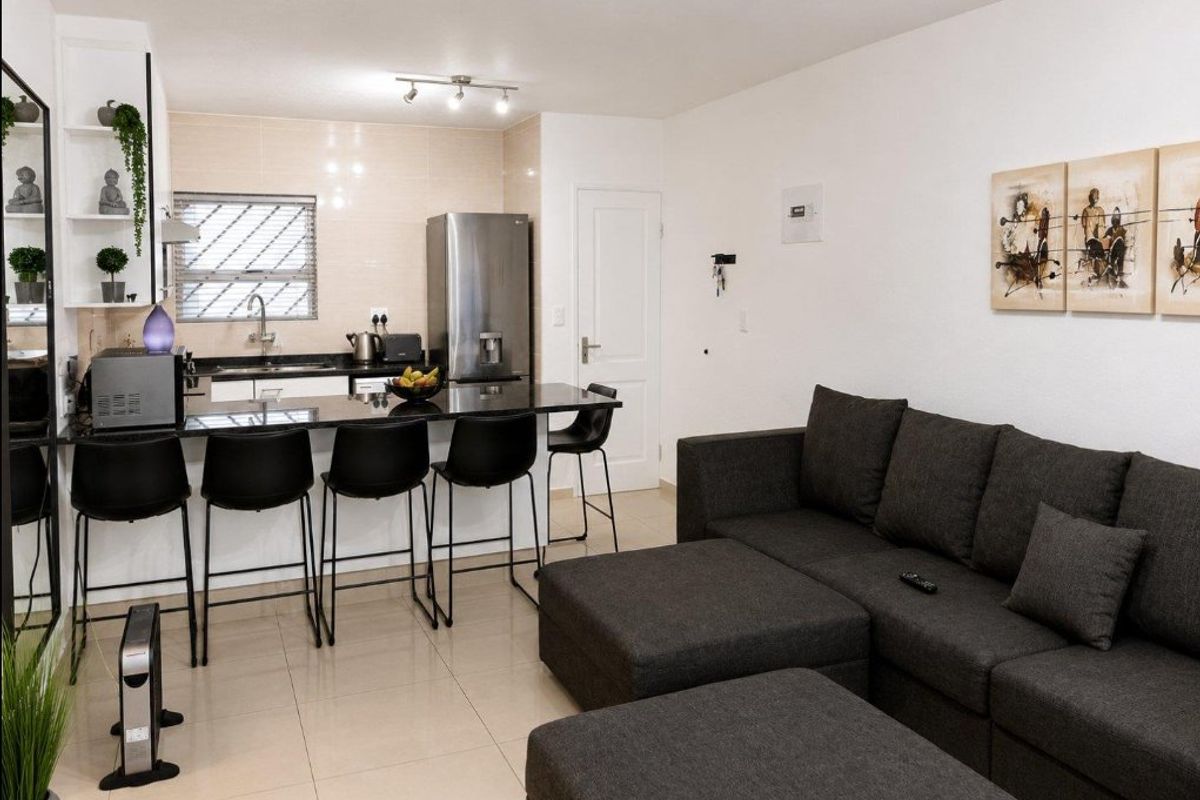 3 Bedroom Townhouse with Private Garden and Pet Friendly  - Photo 5