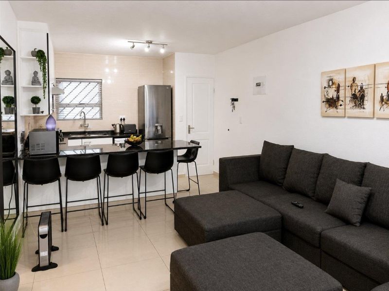 3 Bedroom Townhouse with Private Garden and Pet Friendly  - Photo 5