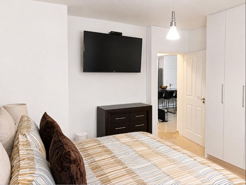 3 Bedroom Townhouse with Private Garden and Pet Friendly  - Photo 7