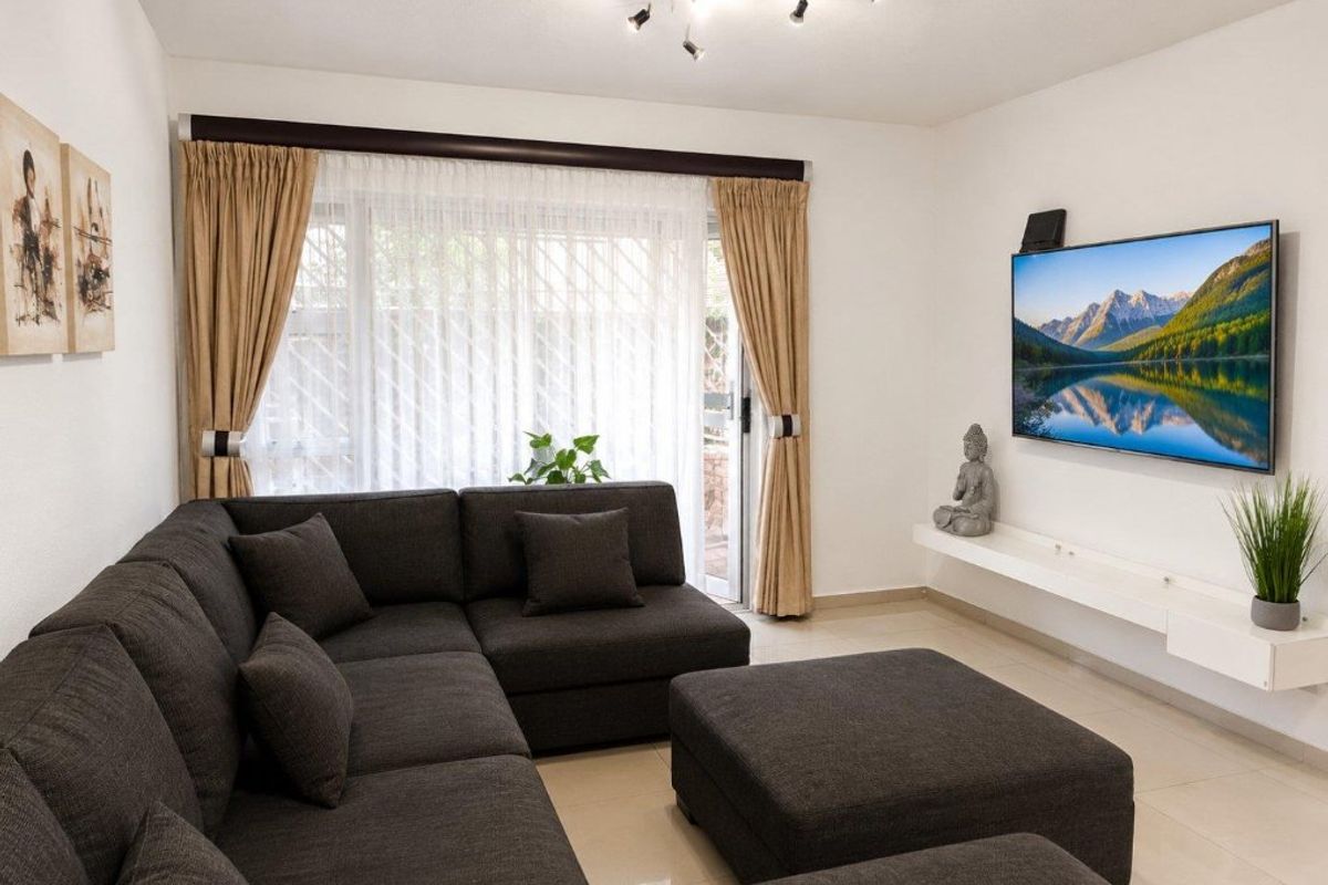 3 Bedroom Townhouse with Private Garden and Pet Friendly  - Photo 4