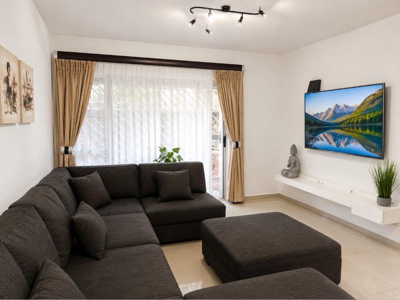 3 Bedroom Townhouse with Private Garden and Pet Friendly  - Photo 4