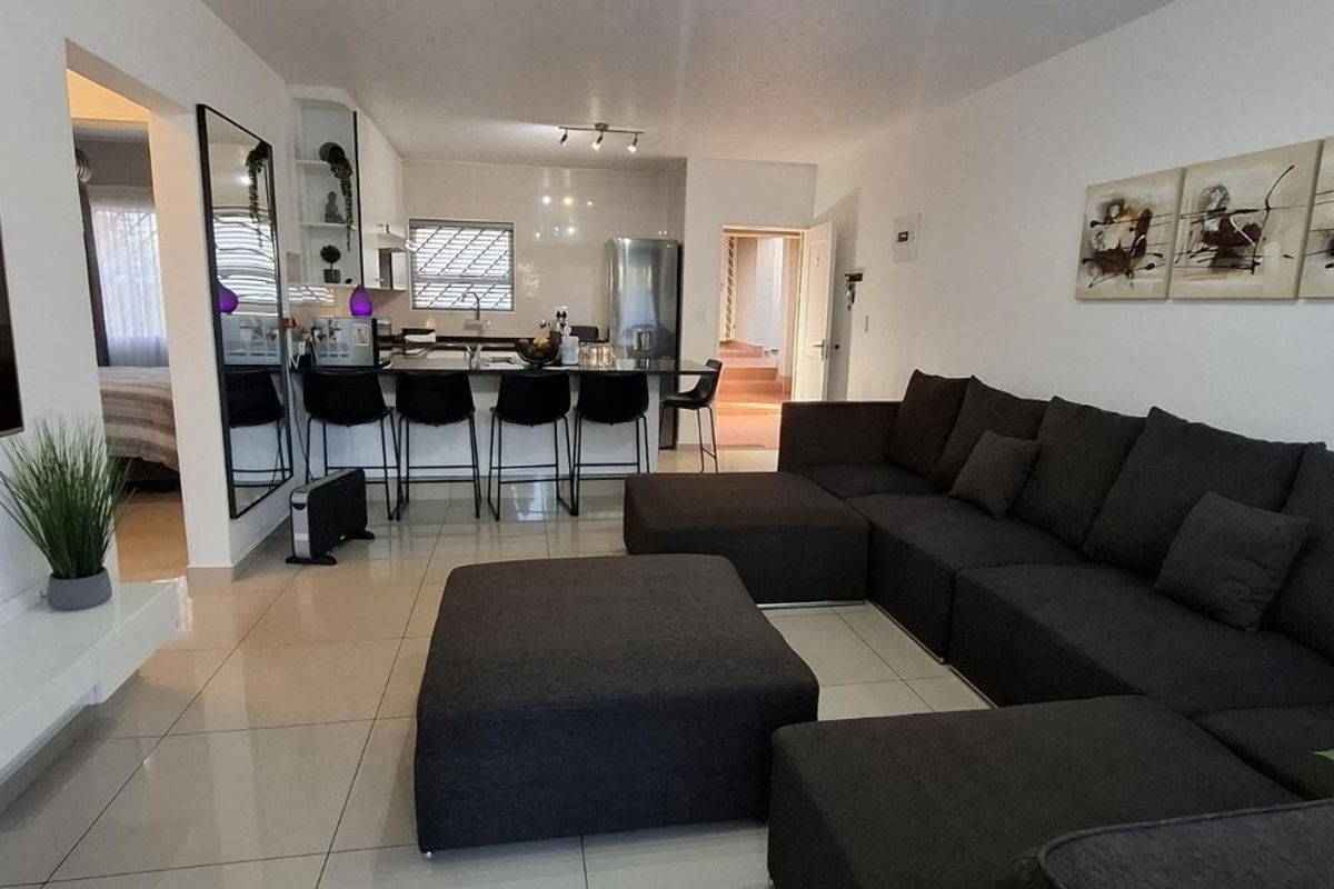 3 Bedroom Townhouse with Private Garden and Pet Friendly  - Photo 3