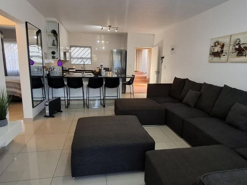 3 Bedroom Townhouse with Private Garden and Pet Friendly  - Photo 3
