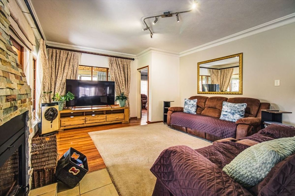 Spacious Family Home with Generous Living Areas - Photo 2