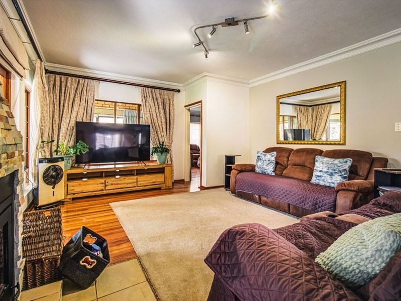 Spacious Family Home with Generous Living Areas - Photo 2