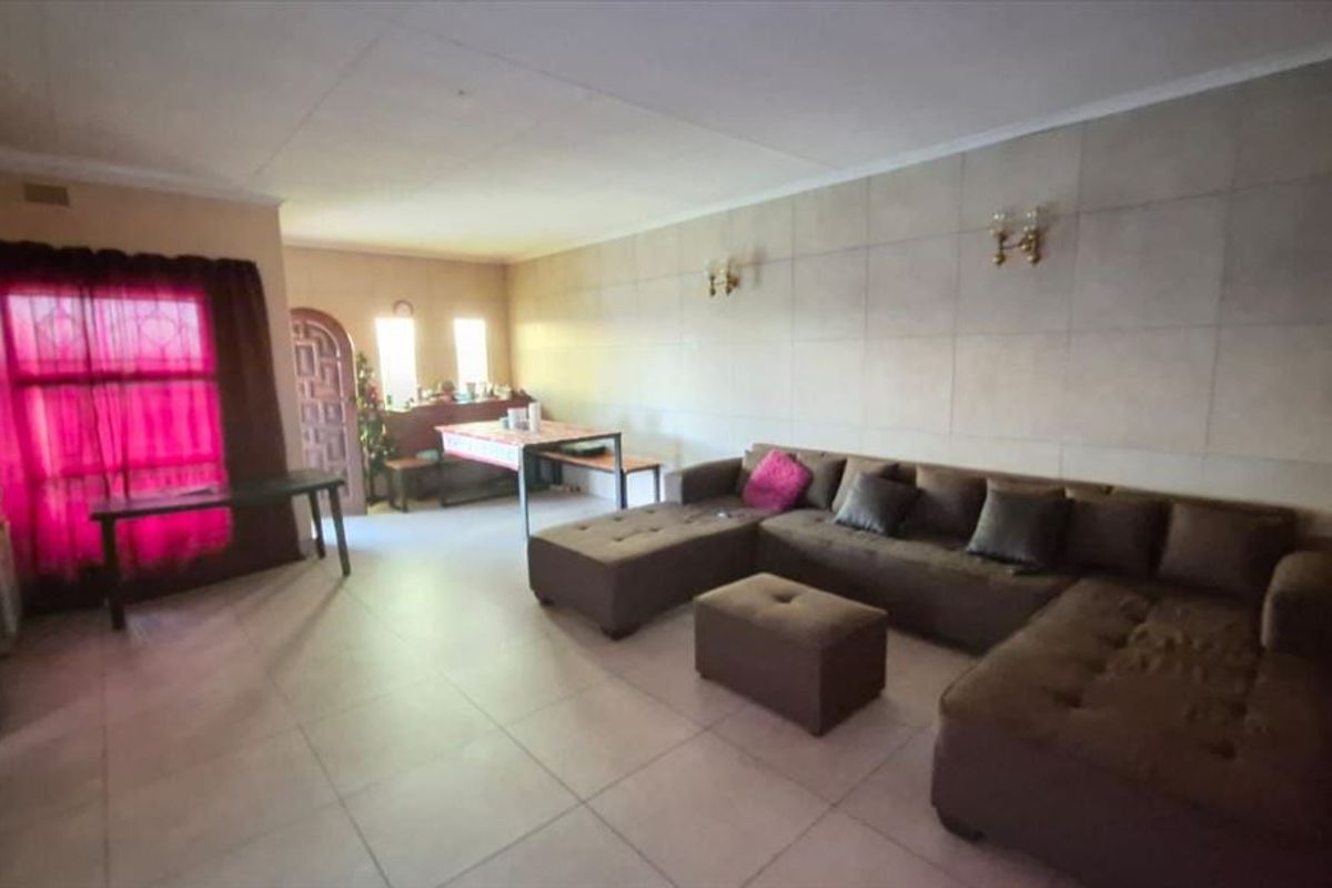 Spacious Home with Granny Flat and Modern Comforts - Photo 2