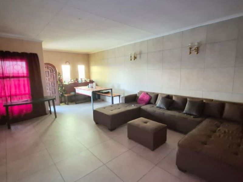 Spacious Home with Granny Flat and Modern Comforts - Photo 2
