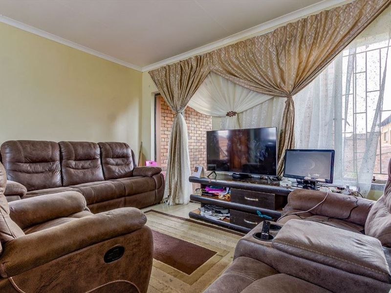 Neat and Comfortable Home for Easy Living - Photo 2
