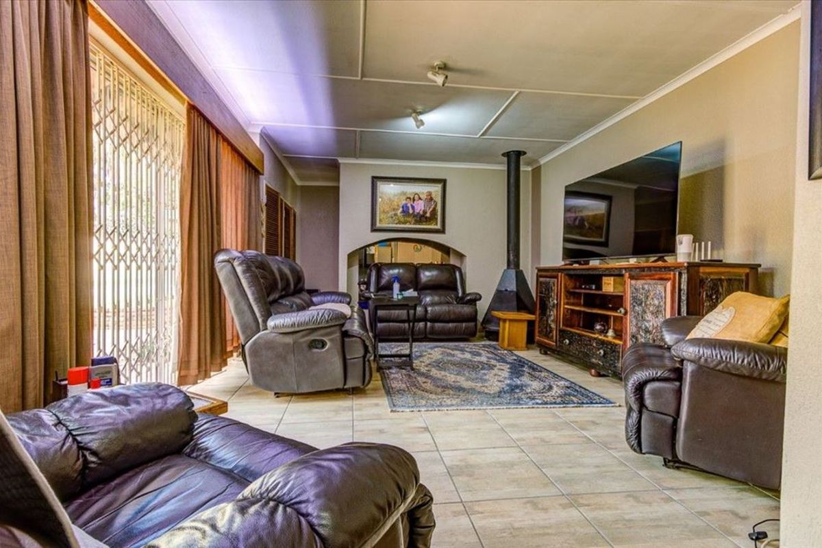 Luxurious Family Home with Exceptional Space - Photo 2