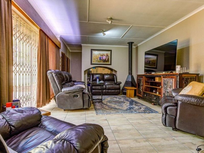 Luxurious Family Home with Exceptional Space - Photo 2