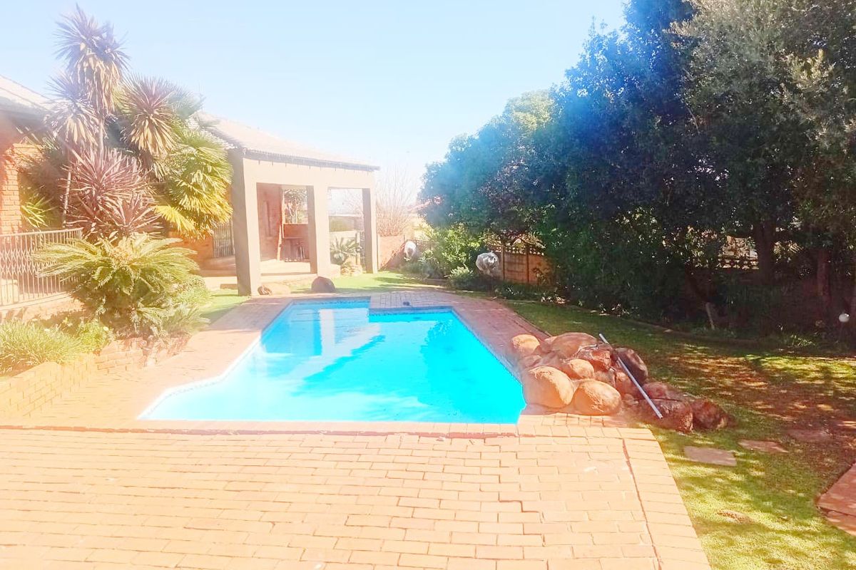 Oasis in Naturena with Immaculate Features - Photo 3