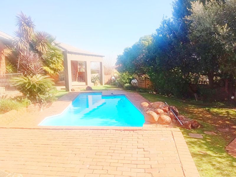 Oasis in Naturena with Immaculate Features - Photo 3