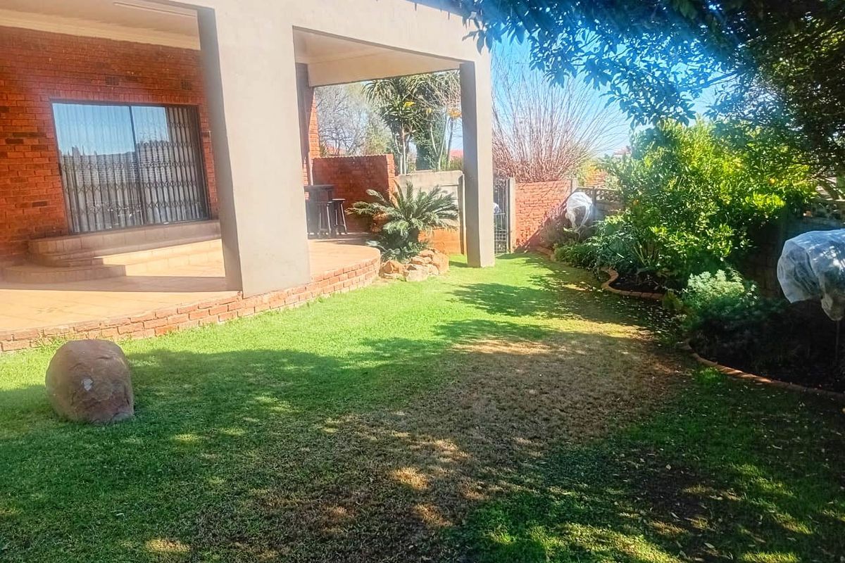 Oasis in Naturena with Immaculate Features - Photo 5