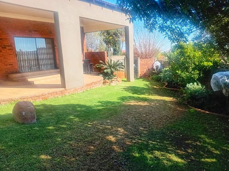 Oasis in Naturena with Immaculate Features - Photo 5