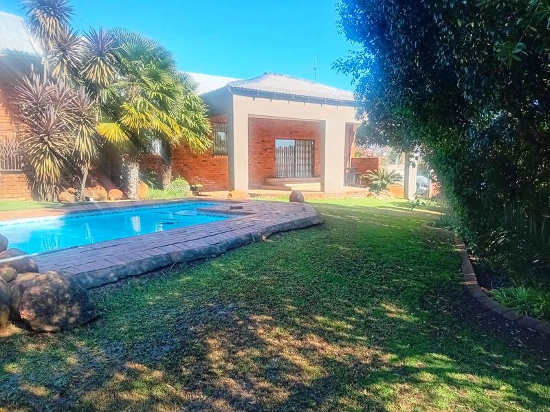 Oasis in Naturena with Immaculate Features - Photo 8