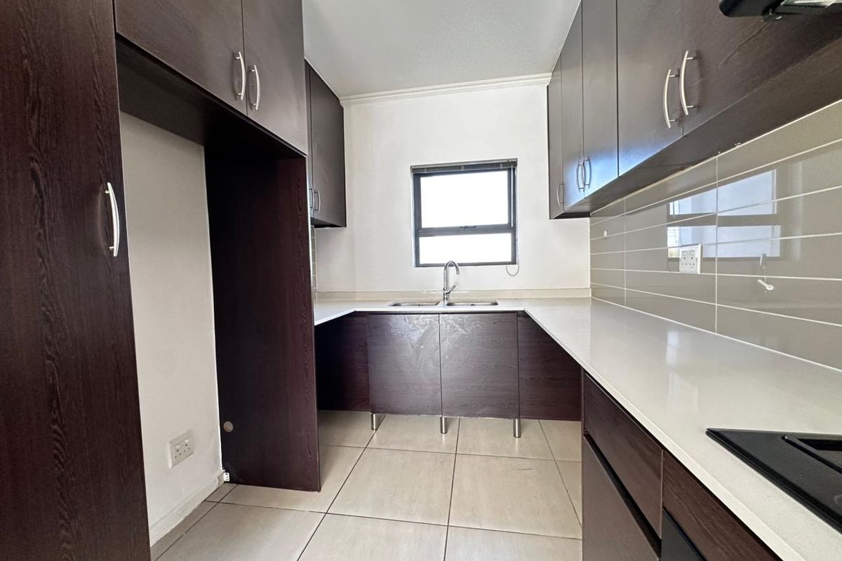 Modern 3-Bedroom First Floor Apartment in Greenstone Hill | Secure Estate Living with Premium Amenities - Photo 2