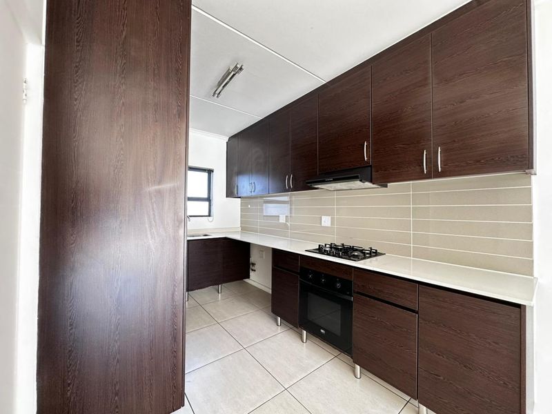 Modern 3-Bedroom First Floor Apartment in Greenstone Hill | Secure Estate Living with Premium Amenities - Photo 1